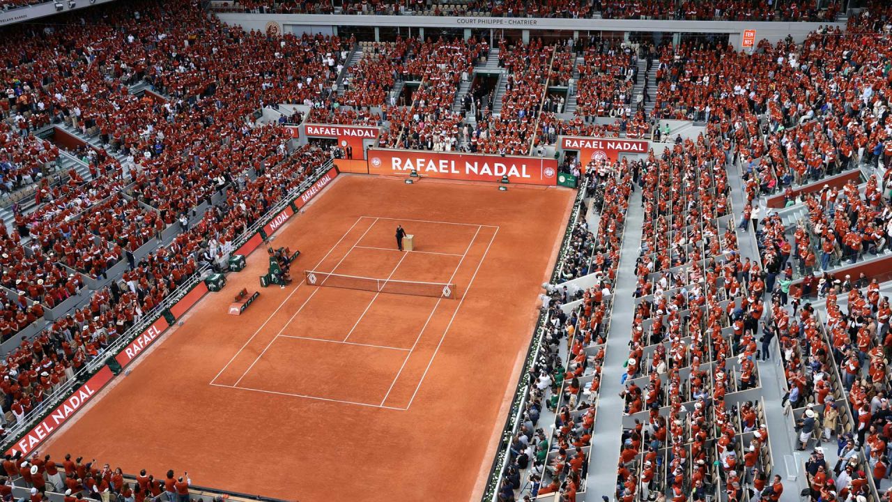 El exjugador español Rafael Nadal en la cancha durante una ceremonia en honor a su carrera en la Philippe-Chatrier, en el marco del Abierto de Francia, en el Complejo Roland-Garros de París. | Foto:ALAIN JOCARD / AFP