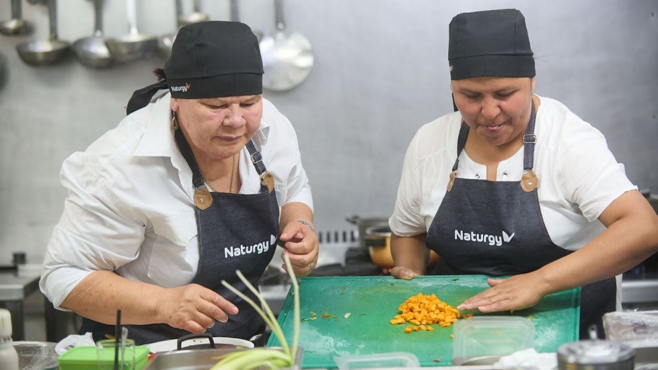 Jóvenes en acción durante una clase del programa “Energía del Sabor”, la iniciativa de Naturgy que brinda formación en gastronomía para generar inclusión social y oportunidades reales de futuro. | Foto:Naturgy