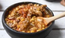 Un locro popular en celebración por el 25 de Mayo terminó este año con más de 60 personas intoxicadas.
