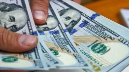 Analizan medidas para pagar cuotas en dólares con tarjeta.