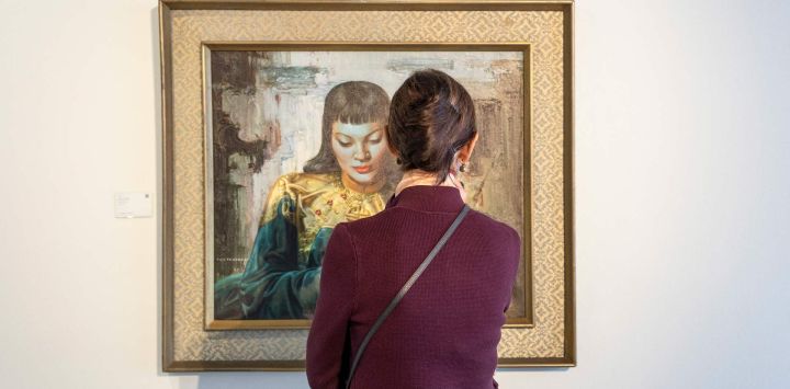 Bina Genovese, Subastadora Sénior de Desarrollo de Negocios y Marketing de Strauss&Co, observa la pintura "Dama de Oriente" del pintor ruso Vladimir Tretchikoff en Johannesburgo, antes de una subasta.
