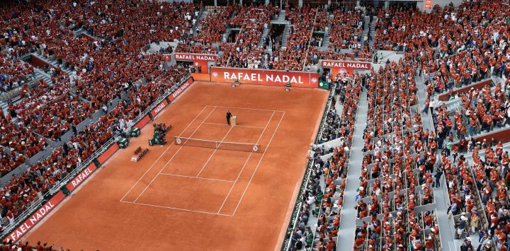 El exjugador español Rafael Nadal en la cancha durante una ceremonia en honor a su carrera en la Philippe-Chatrier, en el marco del Abierto de Francia, en el Complejo Roland-Garros de París.
