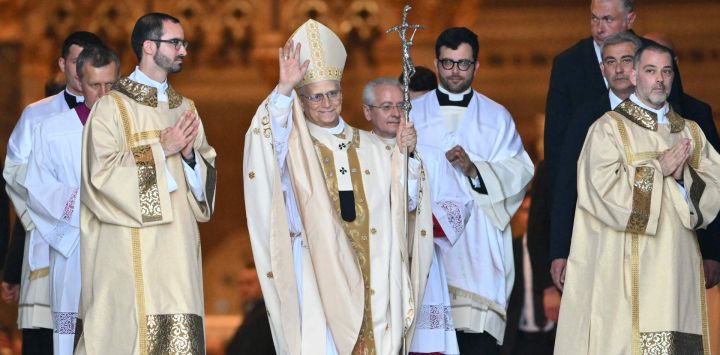 El Papa León XIV saluda a los fieles que esperan afuera al final de la santa misa antes de tomar posesión de la basílica de San Juan de Letrán en Roma.