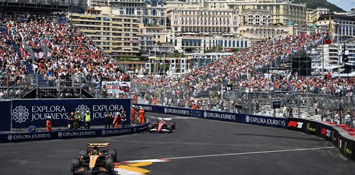 El piloto británico de McLaren, Lando Norris, lidera al piloto monegasco de Ferrari, Charles Leclerc, durante el Gran Premio de Mónaco de Fórmula Uno en el Circuito de Mónaco.