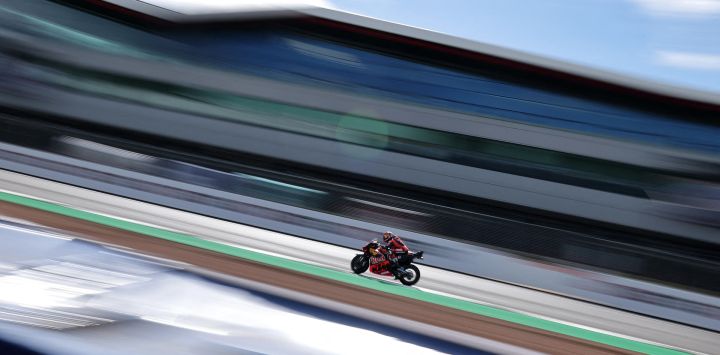 El piloto español de Red Bull KTM Factory Racing, Pedro Acosta, participa en los entrenamientos matutinos previos al Gran Premio de Gran Bretaña de MotoGP en el circuito de Silverstone, en Northamptonshire, centro de Inglaterra.