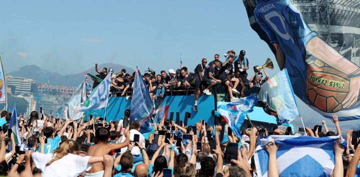 Jugadores y cuerpo técnico del Napoli desfilan en un autobús para celebrar el Scudetto tras la temporada de la Serie A italiana en Nápoles.