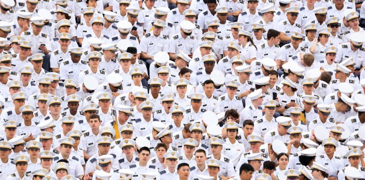 Los cadetes observan la ceremonia de graduación antes de que el presidente estadounidense Donald Trump pronuncie el discurso de graduación en la Academia Militar de EE. UU. en West Point, Nueva York.