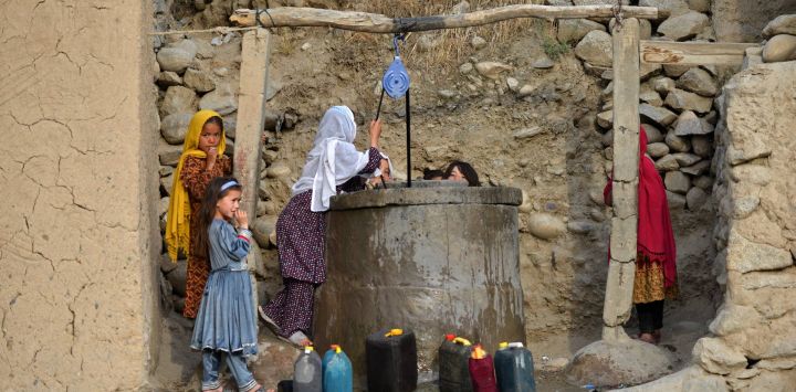 Niñas afganas recogen agua de un pozo en el distrito de Fayzabad, provincia de Badakhshan.