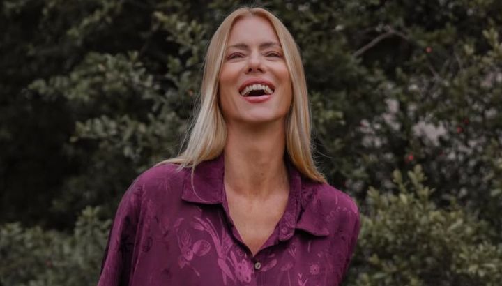 Como Pampita, Nicole Neumann apuesta al poncho para enfrentar al invierno