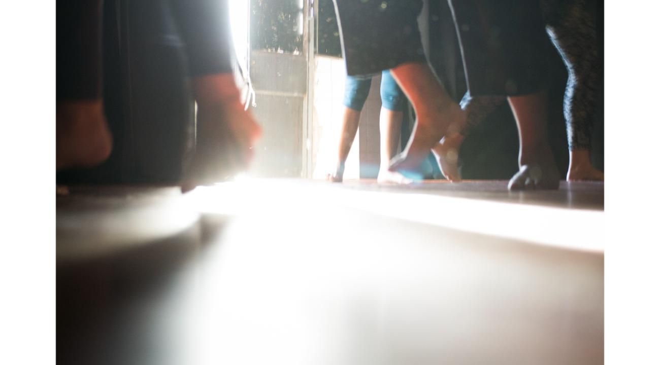 El teatro se cocina en el fuego de la infancia: Cuando cuerpo y voz regresan a casa.