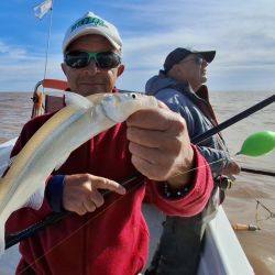 El agua aún no se limpió y sigue turbia, aunque no afecta a los buenos rindes piscatorios.