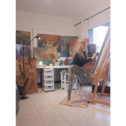 Sandra Díaz: Un Viaje de Autoconocimiento y Expresión a Través del Color. | Foto:CEDOC