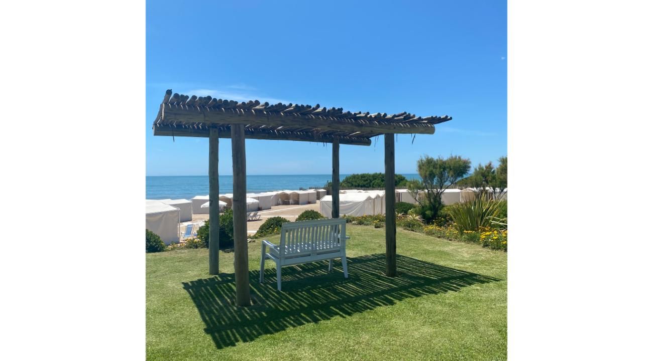 Un hotel boutique en la playa de Punta Mogotes.