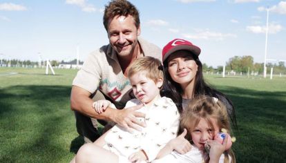 Detrás del viaje relámpago del actor chileno hay un motivo que revela la tensión creciente en su relación con la madre de sus hijos.