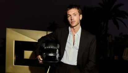 El actor argentino estuvo como invitado especial de una lujosa marca y compartió un encuentro con el también piloto de Alpine, Pierre Gasly. 