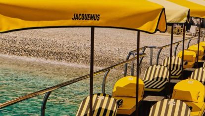 El diseñador deslumbró con un a original producción "The Jacquemus Beach Club", donde la alta costura, mangas abullonadas y las texturas se exhibieron al mejor estilo monaguesco.