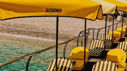 Jacquemus presenta un fashion film donde el butter yellow y otras tendencias son protagonistas