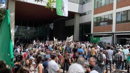 Científicos e investigadores convocaron a una marcha de protesta disfrazados de “eternautas”