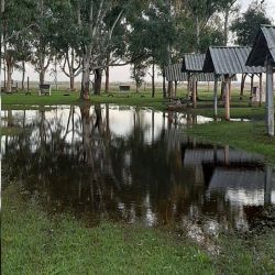 No solo las lagunas se ven complicadas. El Salado muestra un panorama aterrador en algunos puntos, con importantes desbordes particularmente por Roque Pérez.