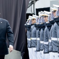 El presidente de Estados Unidos, Donald Trump, llega para pronunciar el discurso de graduación de 2025 en la Academia Militar de Estados Unidos de West Point, en West Point, Nueva York. | Foto:SAUL LOEB / AFP