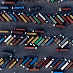 Esta vista aérea muestra camiones remolcando contenedores en el puerto de Umm Qasr, en Basora, al sur de Irak. | Foto:Hussein Faleh / AFP
