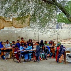 Estudiantes asisten a clases en una zona rural a las afueras de Sukkur, en la provincia de Sindh. Las altas temperaturas son cada vez más comunes en Pakistán, donde el verano suele comenzar a principios de junio. | Foto:Shahid Ali / AFP