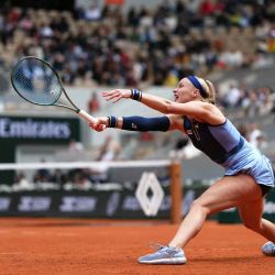 La eslovaca Rebecca Sramkova devuelve un revés a la polaca Iga Swiatek durante su partido individual femenino en la segunda jornada del Abierto de Francia, en la cancha Philippe-Chatrier del complejo Roland-Garros de París. | Foto:DIMITAR DILKOFF / AFP