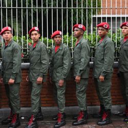 Miembros de la Guardia de Honor se alinean antes de votar durante las elecciones regionales en un colegio electoral de Caracas, Venezuela. | Foto:Federico Parra / AFP