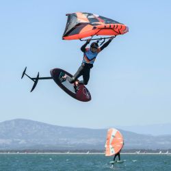 Participantes compiten en la carrera de larga distancia Defi Wing, como parte del evento anual Defi Wind, en el mar Mediterráneo, frente a la costa de Gruissan, en el sur de Francia. | Foto:ED JONES / AFP