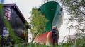 Remolcan barco carguero que encalló en una casa.