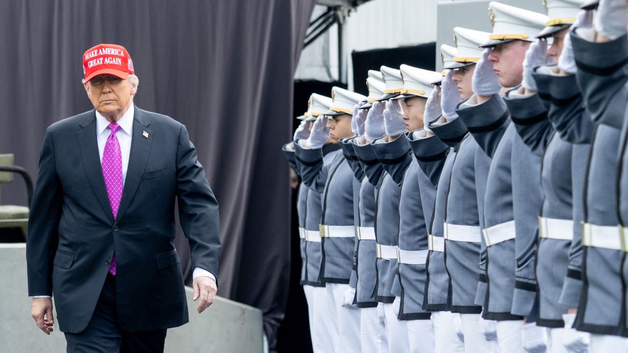El presidente de Estados Unidos, Donald Trump, llega para pronunciar el discurso de graduación de 2025 en la Academia Militar de Estados Unidos de West Point, en West Point, Nueva York. | Foto:SAUL LOEB / AFP