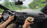Mate al volante: qué piensan los conductores sobre esta costumbre y por qué es tan peligrosa