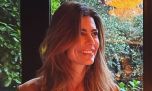 Con un clásico: el look comfy de Juliana Awada para su paseo por España