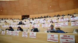 Carteles contra LLaryora de la oposición (JxC) en sesión especial