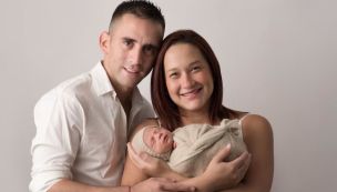 Nahuel Gallo junto a su esposa, María Alexandra Gómez García, y su hijo