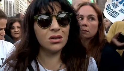 La hija de Diego Maradona habló tras una nueva jornada del juicio por la muerte del exjugador, en el que estalló el escándalo por un supuesto documental. 