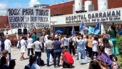 Residentes del Garrahan iniciaron un paro por tiempo indefinido y el hospital pidió a la Justicia garantizar la atención por riesgo a los pacientes.