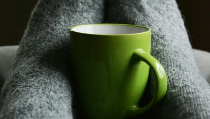 Cuando las temperaturas bajan, el cuerpo y el alma piden abrigo. Desde bebidas calientes hasta rituales simples pero efectivos, te compartimos formas de crear tu propio refugio invernal sin salir de casa.
