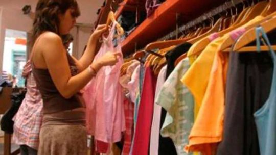 Marcas de ropa aplican fuertes rebajas ante el aumento de importaciones