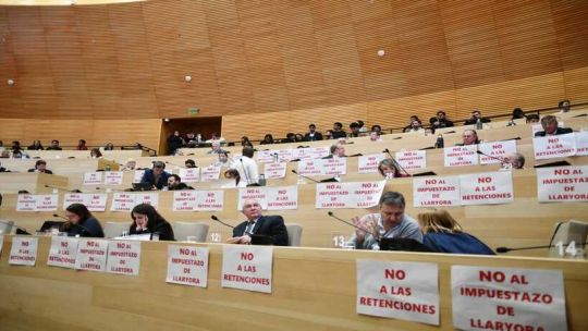 Carteles contra LLaryora de la oposición (JxC) en sesión especial