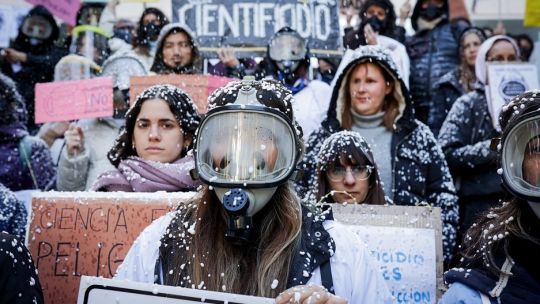 Multitudinaria marcha de “Eternautas” en defensa de la investigación y la ciencia