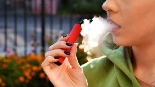 Sociedad Argentina de Pediatría alerta sobre graves efectos de vapeadores en adolescentes
