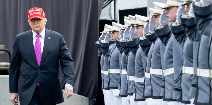 El presidente de Estados Unidos, Donald Trump, llega para pronunciar el discurso de graduación de 2025 en la Academia Militar de Estados Unidos de West Point, en West Point, Nueva York.