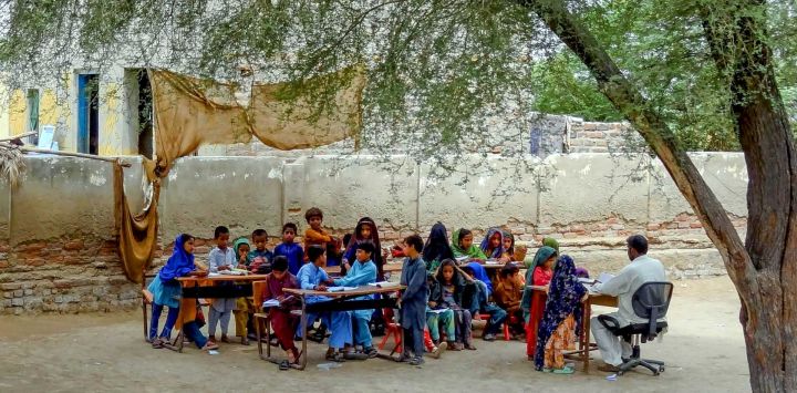 Estudiantes asisten a clases en una zona rural a las afueras de Sukkur, en la provincia de Sindh. Las altas temperaturas son cada vez más comunes en Pakistán, donde el verano suele comenzar a principios de junio.
