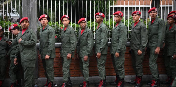 Miembros de la Guardia de Honor se alinean antes de votar durante las elecciones regionales en un colegio electoral de Caracas, Venezuela.
