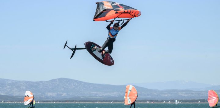 Participantes compiten en la carrera de larga distancia Defi Wing, como parte del evento anual Defi Wind, en el mar Mediterráneo, frente a la costa de Gruissan, en el sur de Francia.