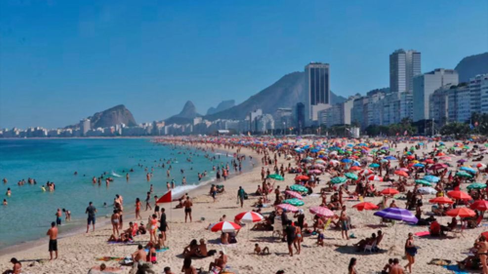 Prohíben la música y las ventas ambulantes en las playas de Río de Janeiro.