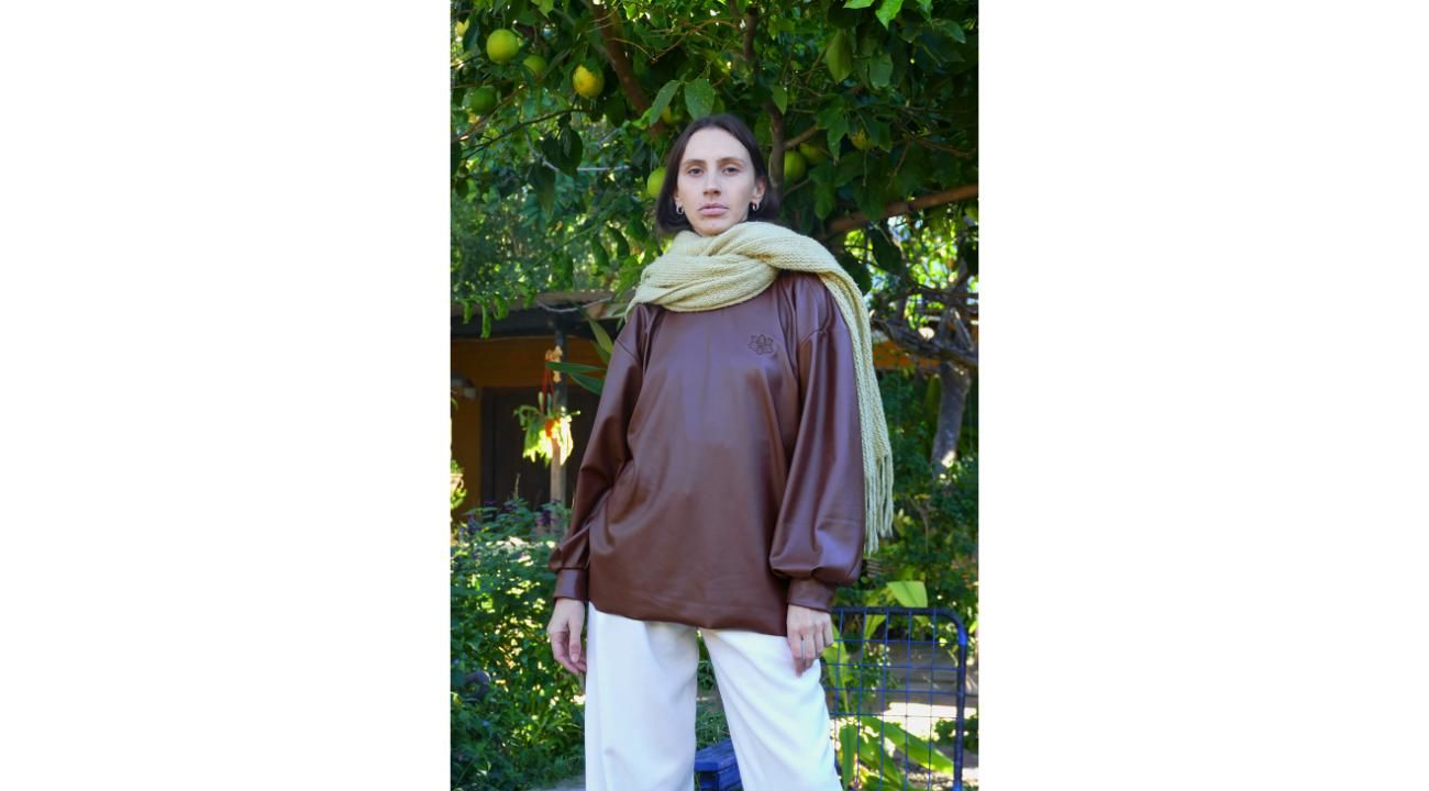 Ana Violeta presenta su colección invierno 2025: “EL JARDÍN”, un regreso a sus raíces creativas.