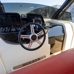 La Speedster mantiene las líneas de casco del modelo equivalente, pero rompe los esquemas al instalar un doble motor  fuera de borda que suma 800 HP.