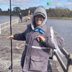 Los pescadores que intentan a fondo se encuentran con nulos resultados con el pejerrey, especie que arrancó a picar a flote. Abajo, abundante variada de piel.